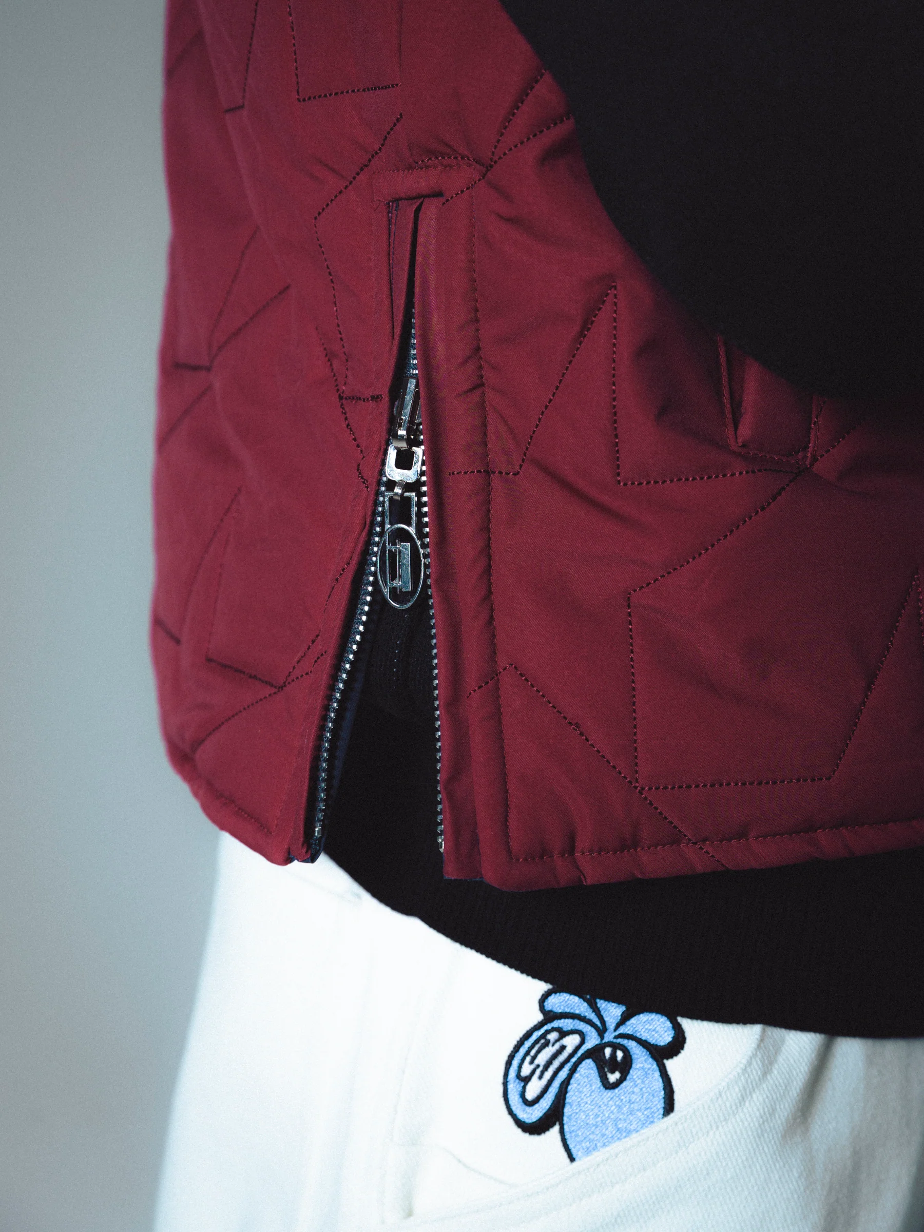 REVERSIBLE SLEEVELESS JACKET - NAVY & RED - Image 6